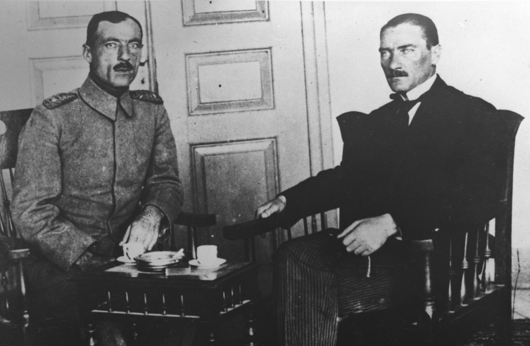 Mustafa Kemal Atatürk ve Tümen Komutanı Cemil Cahit Toydemir Sivas Kongresi günlerinde.