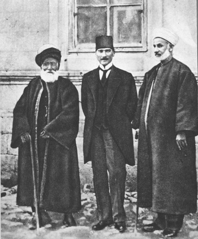 Mustafa Kemal Atatürk, Milli Mücadeleye destek olan Sivas Kadısı ve Vali Vekili Hasbi Efendi ve Sivas Kongresine Erzincan delegesi olarak katılan Şeyh Hacı Fevzi Efendi ile.