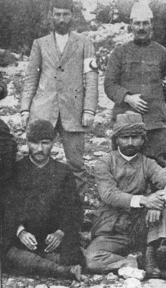 Mustafa Kemal Atatürk (solda) ve Enver Paşa (sağda) Kızılay Heyeti ile Derne'de.
