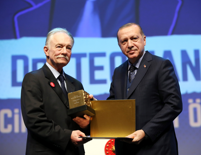 Necip Fazıl Saygı Ödülüne layık görülen Prof. Dr. Teoman Duralı, ödülünü Cumhurbaşkanı Erdoğan'ın elinden almıştı | Fotoğraf: AA