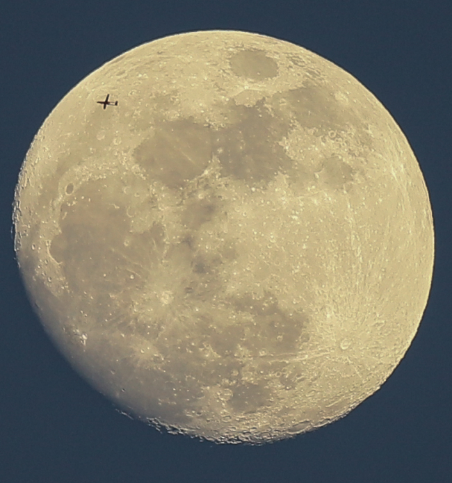 Yerli İnsansız Hava Aracı Suriye'nin Afrin bölgesinde uçarken dolunayla birlikte... Foto: AA