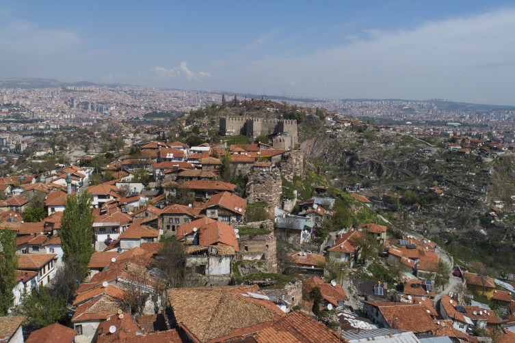 Ankara Kalesi ve arka tarafta Hıdırlıktepe.
