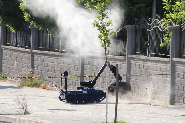 Siirt Valiliği önünde bulunan şüpheli bidon, ASELSAN tarafından üretilen ''Kaplan'' isimli robotla imha edilmişti. Foto: AA