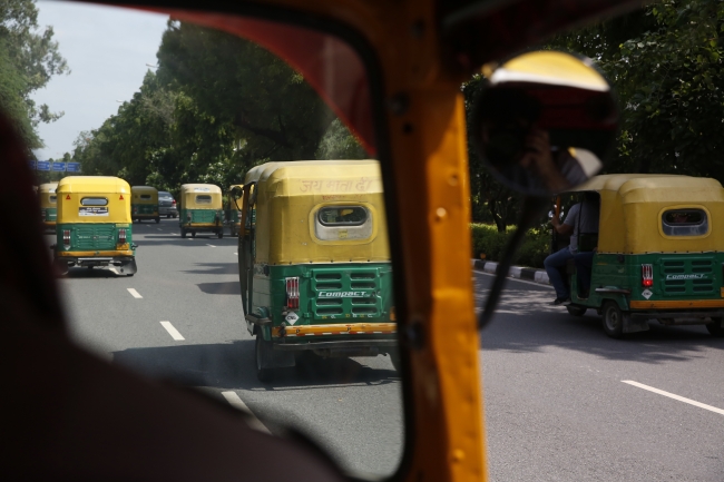 Hindistan'da 3 tekerli ''tuk tuklar'' şehiriçi ulaşımın vazgeçilmezi konumunda. Fotoğraf: AA (Arşiv)