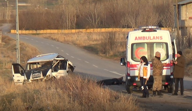 Bitlis'te minibüs takla attı: 4 ölü, 25 yaralı