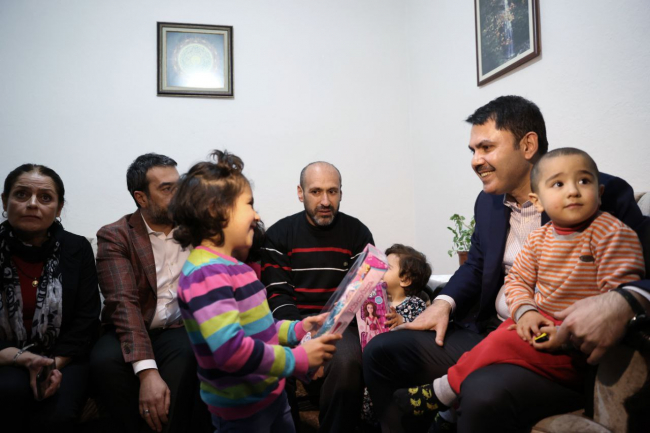 Bakan Kurum'dan skolyoz hastası Elif'e destek