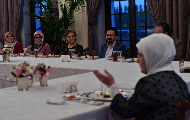 Emine Erdoğan, yaşlı ve engelli yakınlarına bakan ailelerle iftarda buluştu