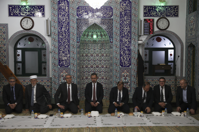 Bakan Kasapoğlu, Batı Trakya'daki soydaşlarla sahurda buluştu