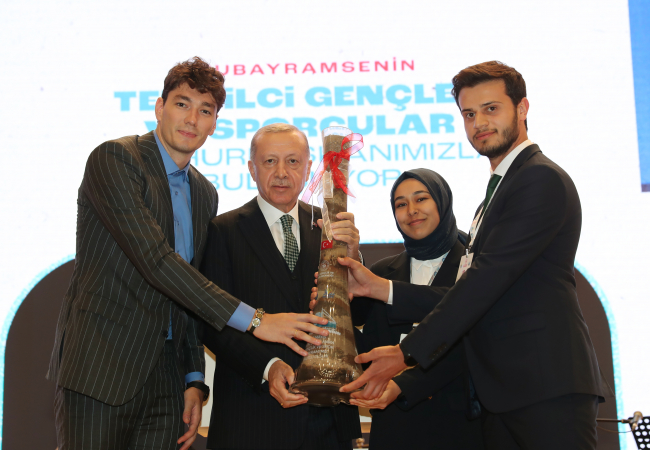 Cumhurbaşkanı Erdoğan'dan gençlere çağrı: Hayallerinizden asla vazgeçmeyin