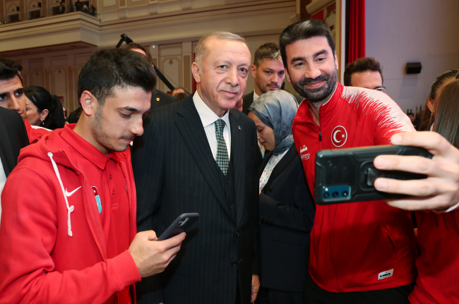 Cumhurbaşkanı Erdoğan'dan gençlere çağrı: Hayallerinizden asla vazgeçmeyin