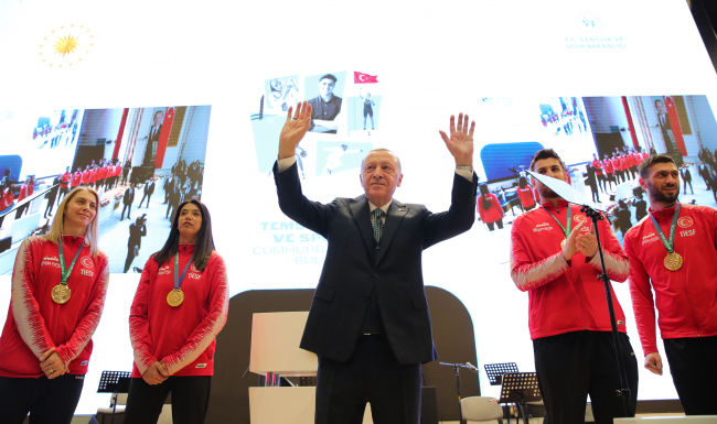 Cumhurbaşkanı Erdoğan'dan gençlere çağrı: Hayallerinizden asla vazgeçmeyin
