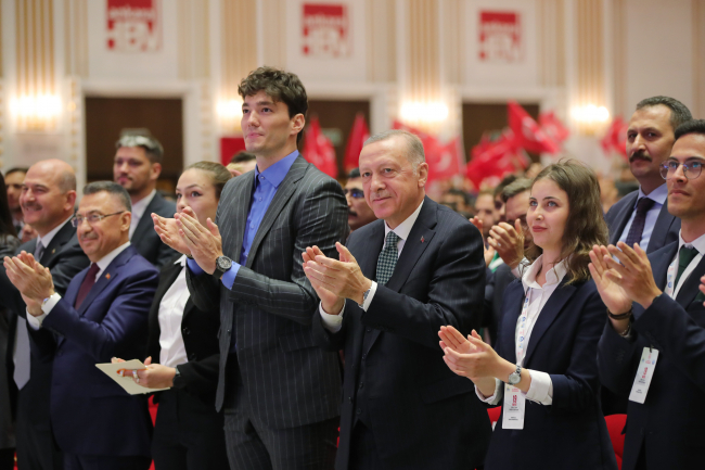 Cumhurbaşkanı Erdoğan'dan gençlere çağrı: Hayallerinizden asla vazgeçmeyin