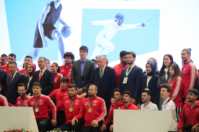 Cumhurbaşkanı Erdoğan'dan gençlere çağrı: Hayallerinizden asla vazgeçmeyin