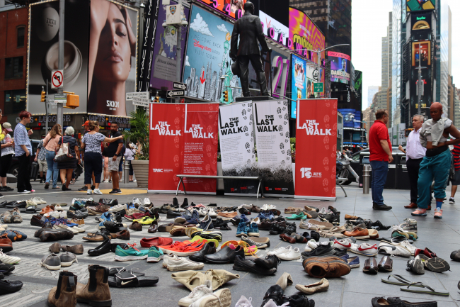 Times Meydanı'na 15 Temmuz şehitleri anısına 251 çift ayakkabı konuldu