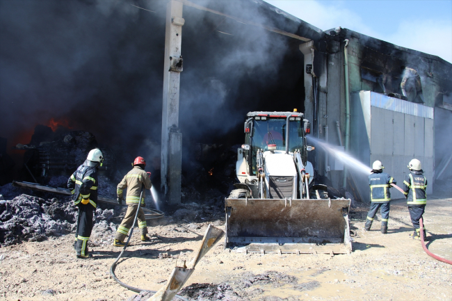 Uşak'ta tekstil fabrikasında yangın