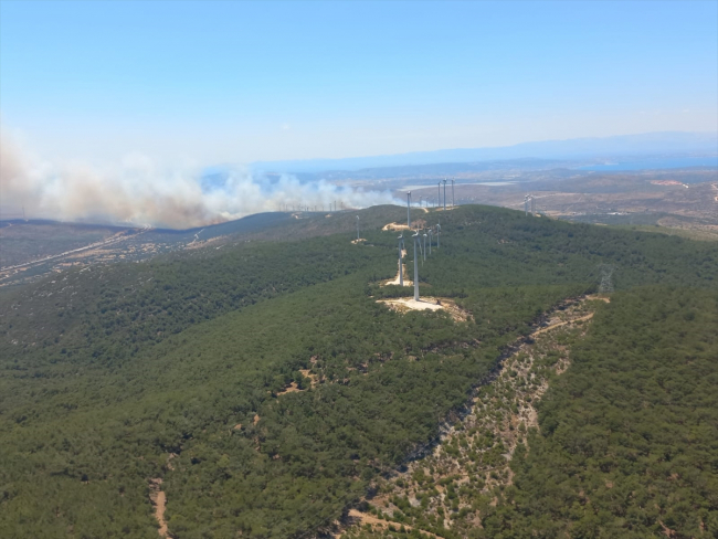 Çeşme'de yangın: Alevler otobana ulaştı, rüzgar enerji santrallerini tehdit ediyor