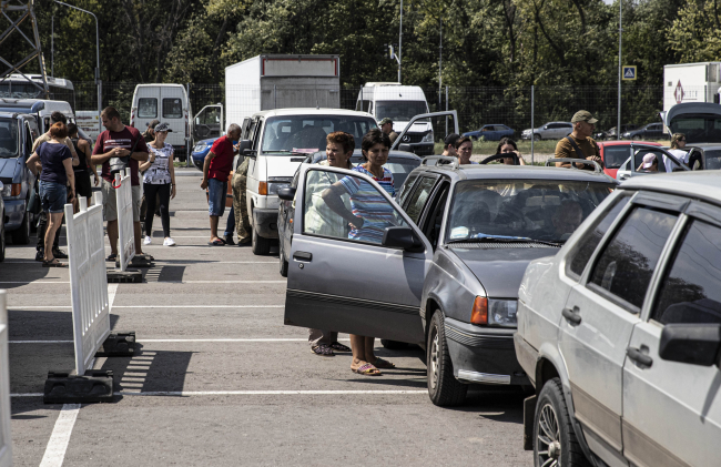Ukrayna'da yerinden edilen siviller, günler süren yolculuktan sonra kamplara ulaşabiliyor