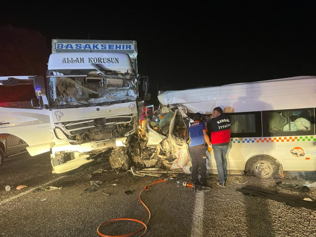 Sivas'ta kamyonla minibüs çarpıştı: 8 ölü, 9 yaralı