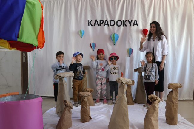 Hazırladıkları maketlerle öğrencilere Kapadokya'yı tanıttılar