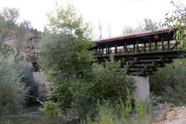 Melan Çayı üzerindeki tarihi köprü yıllardır yaya ulaşımını sağlıyor