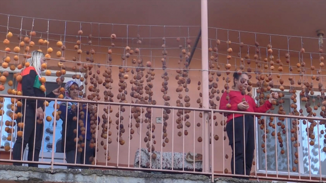 Ürettikleri cennet hurmasını kurutarak pazarlıyorlar