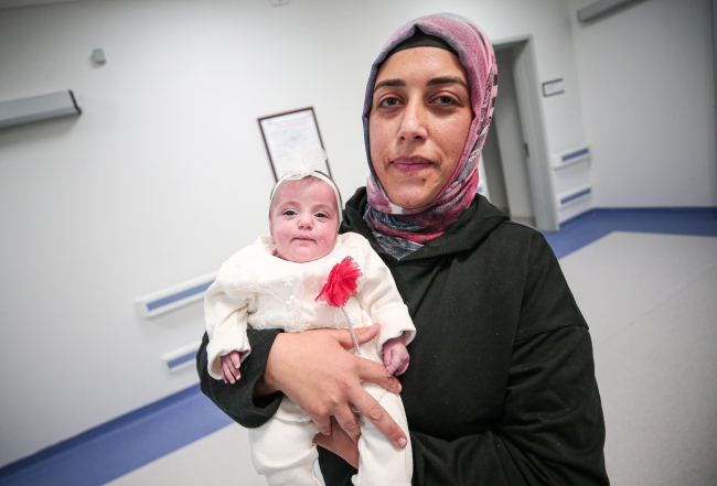Dünyaya 460 gram gelen bebek 137 gün sonra annesine kavuştu