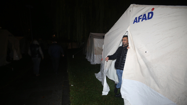Düzce'de vatandaşlar çadırlarda konaklamayı sürdürüyor