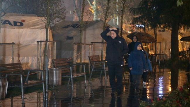 Düzce'de vatandaşlar çadırlarda konaklamayı sürdürüyor