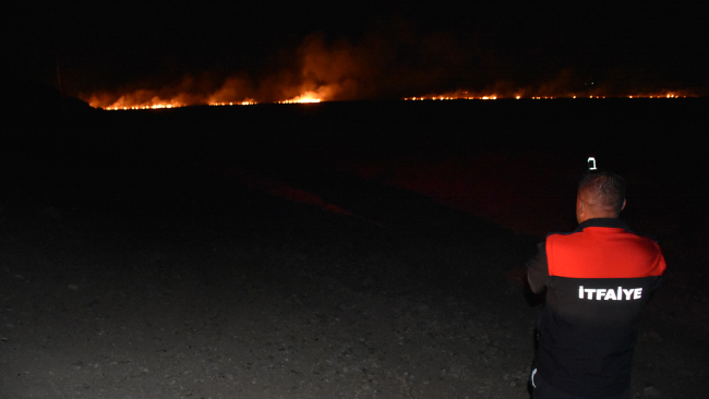 Yüksekova Nehil Sazlığı'ndaki yangın sürüyor