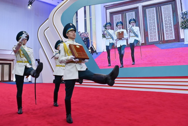 Kazakistan’da cumhurbaşkanlığı seçimini kazanan Tokayev, mazbatasını aldı