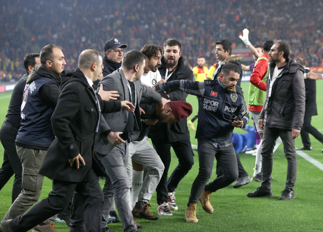 İzmir derbisi olaylar nedeniyle tatil edildi