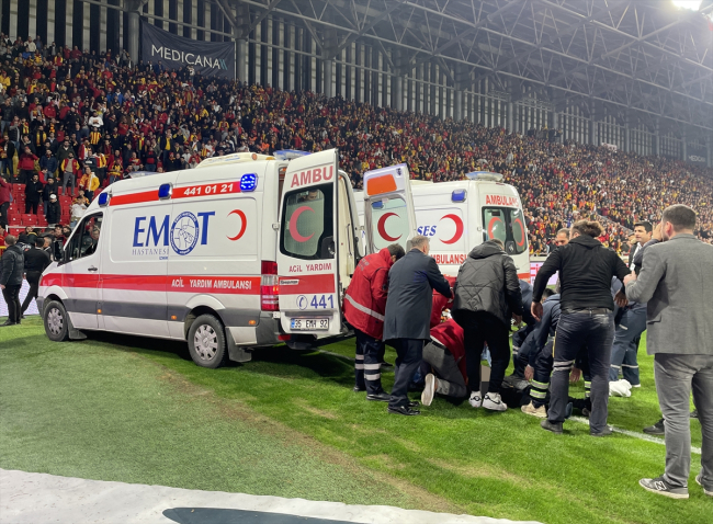 İzmir derbisi olaylar nedeniyle tatil edildi