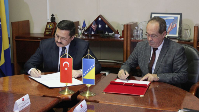 Anlaşma, Bosna Hersek Savunma Bakanı Sifet Podzic (sağda) ile ASFAT Genel Müdürü Esad Akgün (solda) tarafından imzalandı.