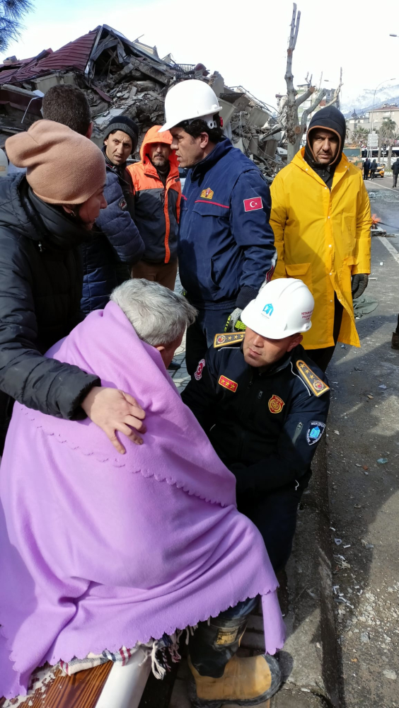 Enkazdan çıkardıkları yaşlı adama kendi botlarını verdi