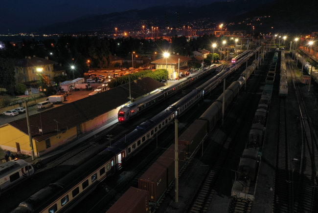 İskenderun Garı'ndaki iki tren depremzedelere "ev" oldu
