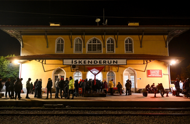 İskenderun Garı'ndaki iki tren depremzedelere "ev" oldu