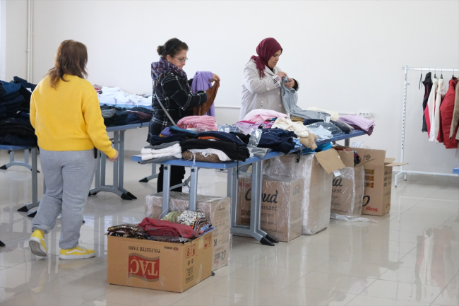 Öğrenci yurdunda depremzedeler için "sevgi mağazası" oluşturuldu