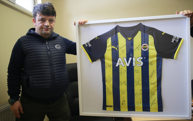 Konyalı gazi imzalı Fenerbahçe formasını depremzedeler için açık artırmaya çıkardı