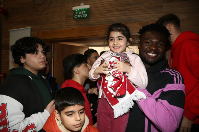 Sivasspor'da Rıza Çalımbay ve futbolcular depremzede çocuklarla buluştu
