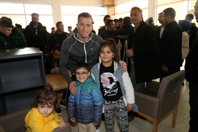 Sivasspor'da Rıza Çalımbay ve futbolcular depremzede çocuklarla buluştu