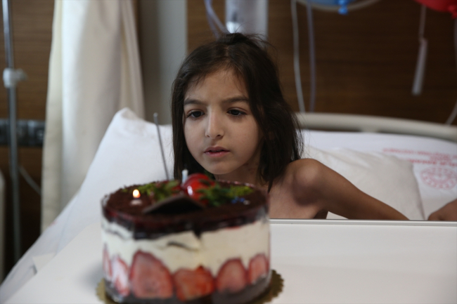 Enkazdan kurtarılan anne ve kızı Adana'da buluştu