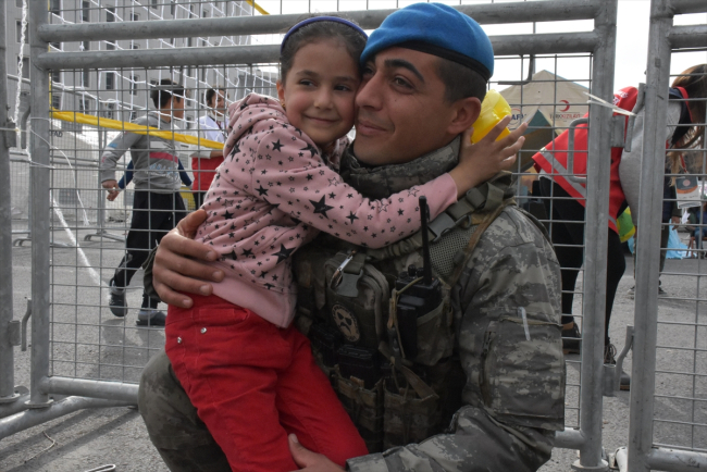 Malatya'da depremzedelerin yemeği de tıraşı da Mehmetçik'ten