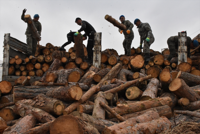 Malatya'da depremzedelerin yemeği de tıraşı da Mehmetçik'ten