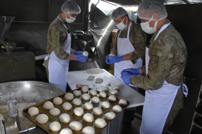 Malatya'da depremzedelerin yemeği de tıraşı da Mehmetçik'ten