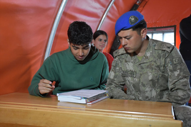 Malatya'da depremzedelerin yemeği de tıraşı da Mehmetçik'ten