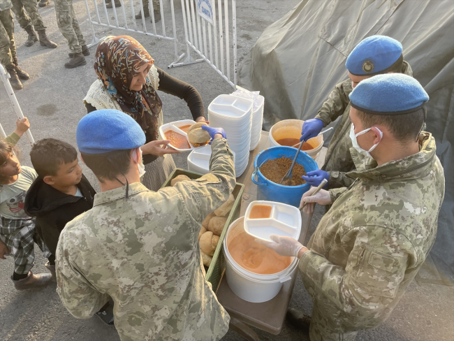 Malatya'da depremzedelerin yemeği de tıraşı da Mehmetçik'ten