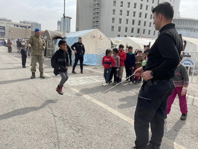 Malatya'da depremzedelerin yemeği de tıraşı da Mehmetçik'ten