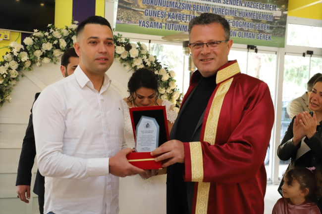 36 saat sonra enkazdan çıkardığı depremzedenin nikah şahidi oldu