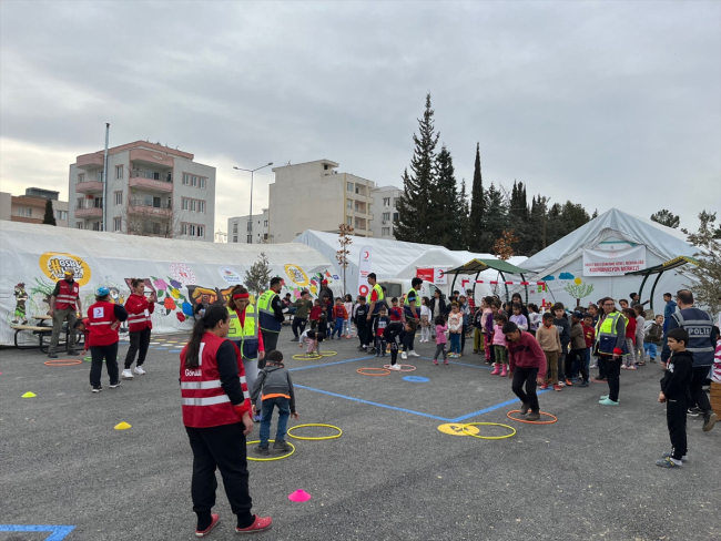 Hentbol gönüllü timi Adıyaman'da depremzede çocuklar ile buluştu