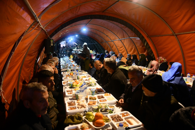 Bakan Kurum depremzedelerle Mehmetçik İftar Çadırı'nda orucunu açtı